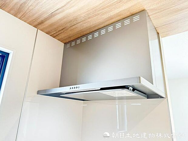 調理中に発生する煙やにおいをしっかり排出するレンジフードを装備。キッチンの空気を快適に保ち、お手入れにも配慮。室内へのにおい残りも抑えられます。