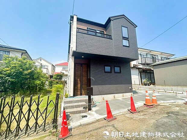 爽やかな青空と陽光に映える美しい外観。住み心地とデザイン性を兼ね備えた住空間が、日々の暮らしに心地よい満足感を届けます。住まう喜びを毎日の暮らしで実感できます。