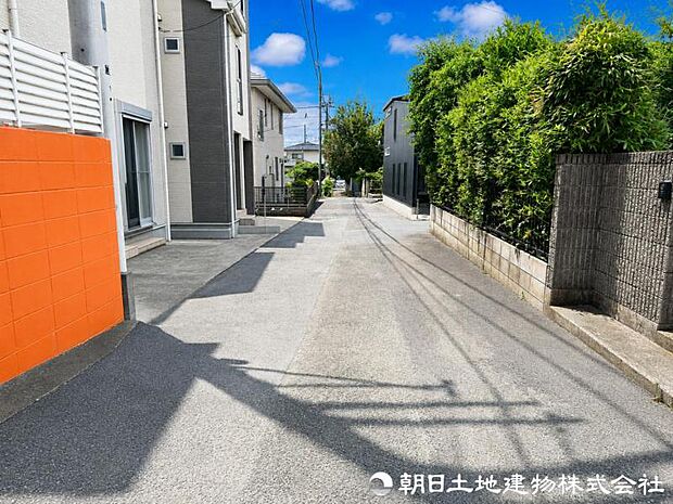 【前面道路】車通りが少なく落ち着いた前面道路。お車の出し入れもしやすく、運転が少し苦手な方や小さなお子様のいるご家庭にも安心感のある住環境です。駐車時の安心感も高まります。