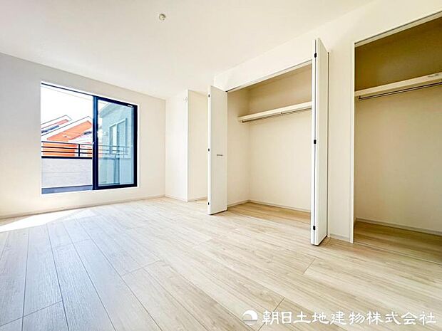 窓から差し込む光と爽やかな風が、室内に明るさと開放感を演出。寝室や子供部屋など、幅広い使い方ができる洋室です。暮らしに合わせて幅広い用途にも活用できる洋室です。