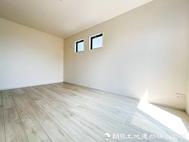 陽当りと風通しに恵まれた心地よい洋室。家族の会話も育みながら、プライベートな時間も大切にできる快適な住空間です。自分らしい時間もゆったりと心地よく楽しめますね。