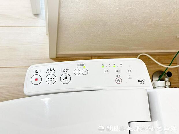 洗浄機能付き便座を標準装備。寒い季節にうれしい暖房便座も備え、いつでも清潔でより快適なトイレ空間を保てます。毎日気持ちよくお使いいただけます。