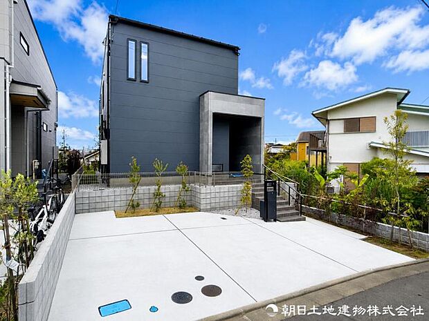 【外観写真】 陽光をたっぷりと取り込む設計思想。明るく開放的な住空間を外観からも感じられ、快適な暮らしを予感させてくれます。