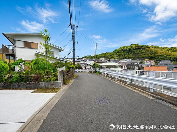 【前面道路】前面道路は道幅も広くゆとりがある為、お車の運転が苦手な方も安心ですね