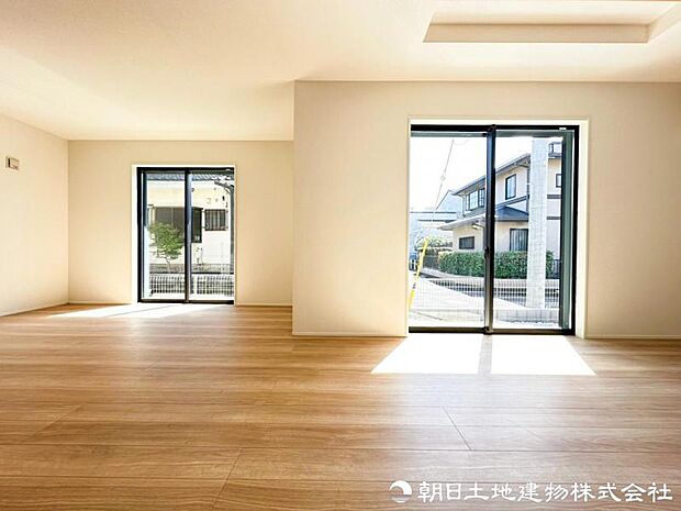 窓から爽やかな風と自然光を取り込める明るいリビング。こまめな換気もしやすく、家族が長時間快適に過ごせる空間です。一年を通して明るく快適に過ごせる広い住空間です。