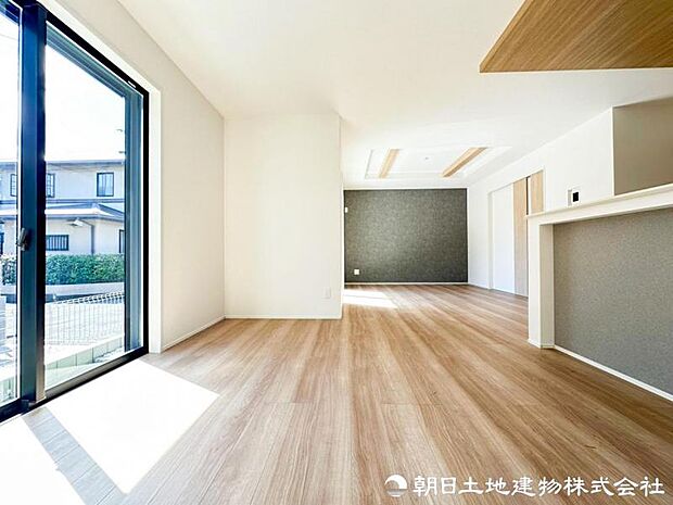 暮らしの中心となるリビングは、家族の時間を優しく彩る寛ぎの空間。日々の安らぎと満足感を感じながら、ゆったり過ごせます。自然と笑顔が集まる心地よい空間になります。