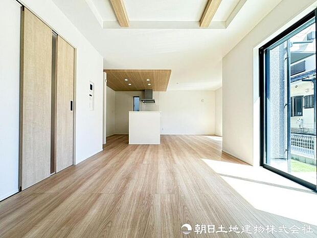 豊かな陽光と心地よい風を取り込むリビング。明るさと開放感に恵まれ、季節を問わず家族が快適に過ごせる住空間に仕上がっています。一年を通して家族が快適に過ごせます。