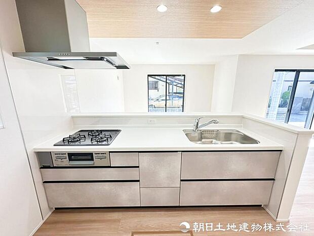 作業スペースにゆとりがあり、ご夫婦や親子で並んでも調理しやすいキッチン。豊富な収納で食器や調理器具もすっきり片付きます。家族で料理を楽しむ時間も自然と増えます。