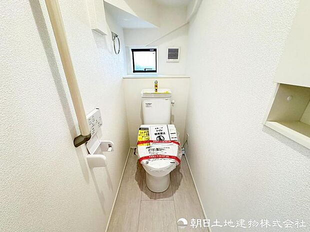 清潔感のある落ち着いたトイレ空間。毎日使う場所だからこそ、シンプルで使いやすく、心地よく過ごせるよう整えられています。清潔で快適な毎日をしっかり支える設備です。