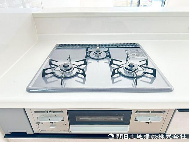 3口コンロを備え、焼く・煮る・茹でるを同時進行。複数の料理を効率よく作れるため、毎日の調理時間を短縮できます。忙しい日の調理を効率良く支えてくれます。