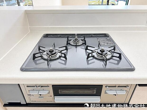 3口コンロを備え、焼く・煮る・茹でるを同時進行。複数の料理を効率よく作れるため、毎日の調理時間を短縮できます。忙しい日の調理を効率良く支えてくれます。