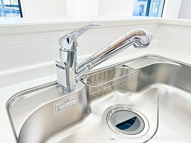 浄水器一体型水栓を採用し、飲み水やお料理にいつでもきれいな水を使用可能。切り替え操作も簡単で、家事に便利です。家族みんなで安心して使えます。
