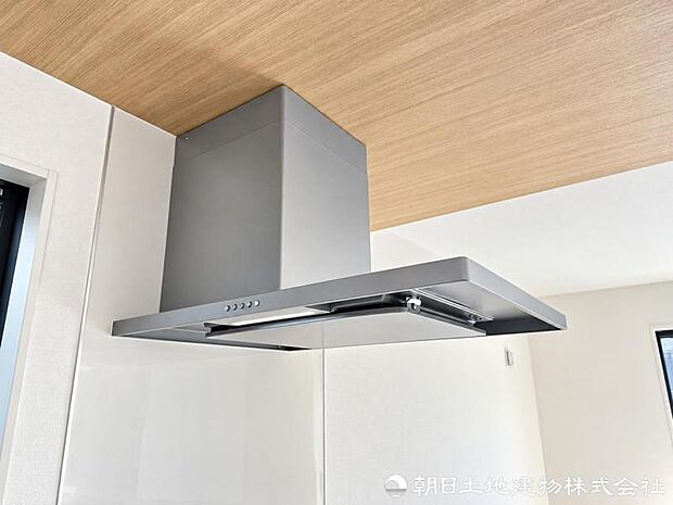 調理中に発生する煙やにおいをしっかり排出するレンジフードを装備。キッチンの空気を快適に保ち、お手入れにも配慮。室内へのにおい残りも抑えられます。