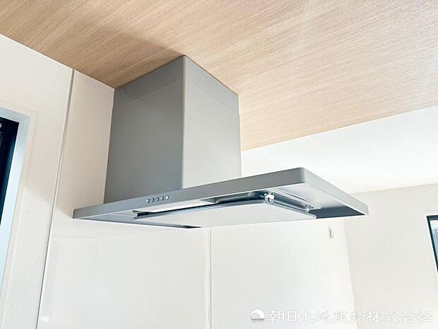 調理中に発生する煙やにおいをしっかり排出するレンジフードを装備。キッチンの空気を快適に保ち、お手入れにも配慮。室内へのにおい残りも抑えられます。