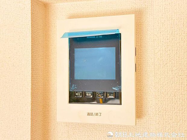 来訪者を室内モニターで確認できるインターホンを装備。天候や時間を問わず玄関を開ける前に応対でき、ご家族の安心を支えます。防犯対策にも役立ちます。