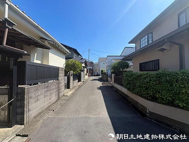 【前面道路】前面道路は車通りも少なくお車の運転が苦手な方も安心ですね。