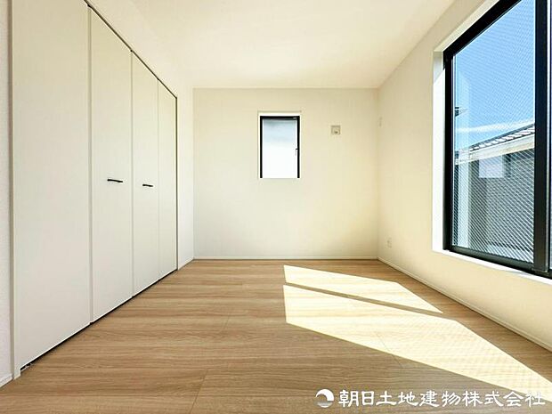 大きな窓から陽光がたっぷり差し込む明るい洋室。家族構成や成長に合わせて使い方を変えられ、永く快適に暮らせます。家族の成長に寄り添い、長く快適に使えるお部屋です。