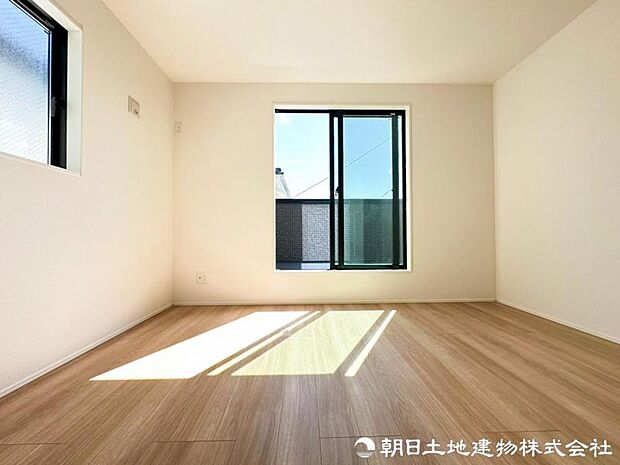 窓から差し込む光と爽やかな風が、室内に明るさと開放感を演出。寝室や子供部屋など、幅広い使い方ができる洋室です。暮らしに合わせて幅広い用途にも活用できる洋室です。