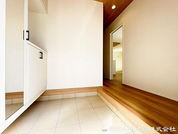 住まいの第一印象を彩る、清潔感あふれる玄関。ゆとりあるシューズボックスを備え、外出時も帰宅時も心地よく迎えてくれます。気持ちよく一日を始め、帰宅時も安らげます。