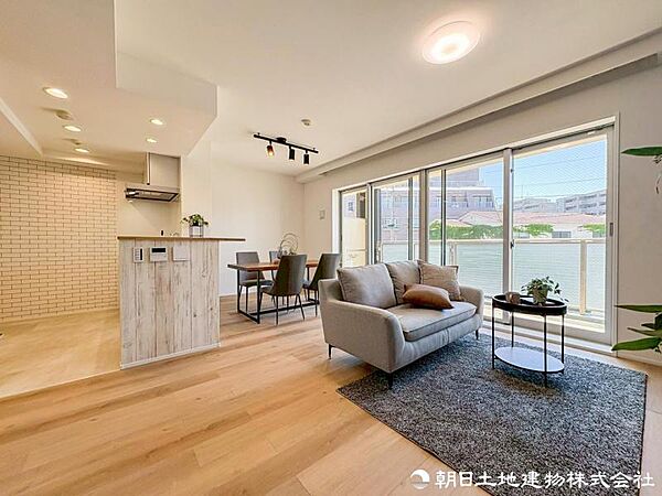 【リビング】 家族が自然と集まり、会話が生まれる明るいリビング。住まいの中心として、心地よい時間が流れる空間です。