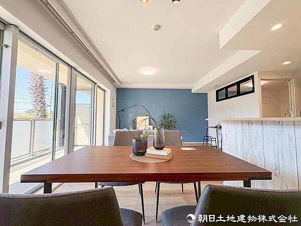 【リビング】 採光と通風を考慮した設計により、四季を通して快適な室内環境を実現しています。
