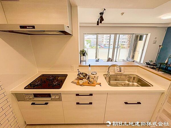 【キッチン】 作業スペースにゆとりを持たせたキッチン。ご夫婦並んでの調理もスムーズで、家事をしながら自然と会話が弾みます。
