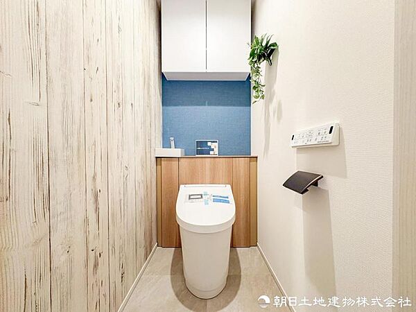 【トイレ】 落ち着いた雰囲気でまとめられたトイレ空間。毎日の使用を快適にサポートします。