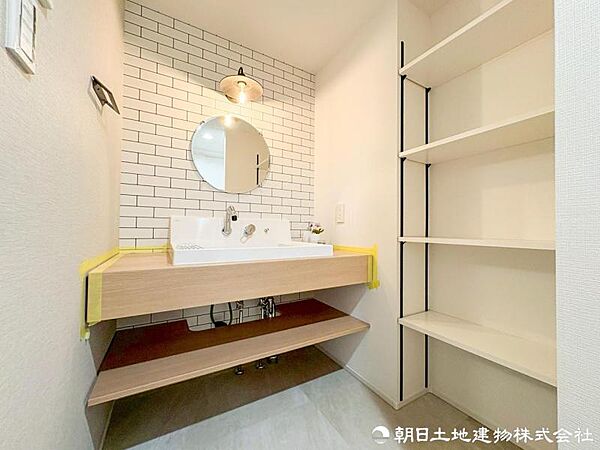 【洗面化粧台】身支度用品をすっきり収納でき、脱衣スペースも広く確保された快適な洗面空間です。