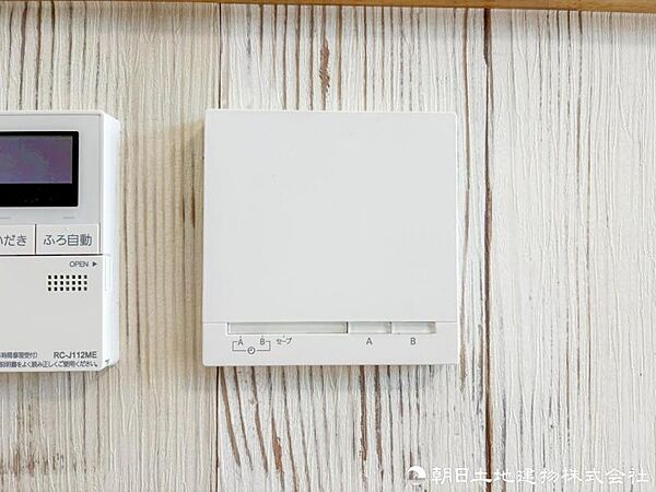 【床暖房】空気もクリーンでご家族に優しい床暖房付。足元からポカポカ温めるので空気を乾燥させることがなく、小さなお子様やお肌を気にする女性にもピッタリ。