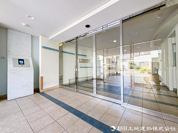 【エントランス】マンションの顔とも言えるエントランスはいつも綺麗にされていて毎日沢山の居住者様、来訪者様を迎えてくれます