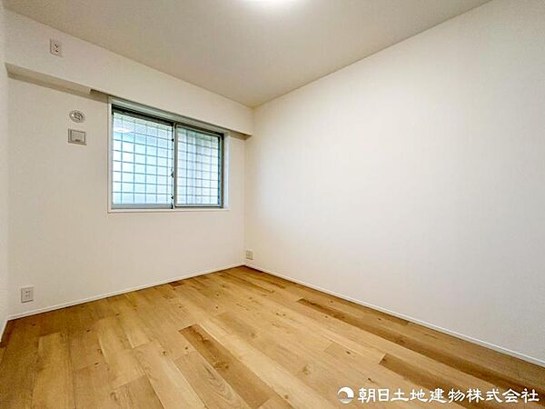 【洋室】 家族の時間も、自分だけの時間も大切にできる洋室。落ち着いた空間で、オンとオフを切り替えながら心地よくお過ごしいただけます。