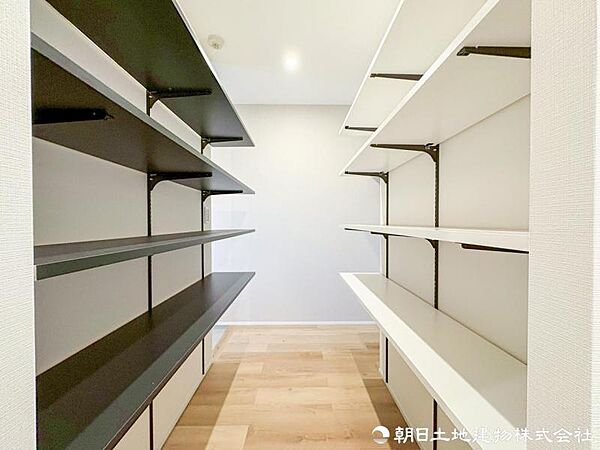 【シューズインクローゼット】容量豊富なシューズインクローゼット、靴だけではなく小物などの収納スペースとしても大活躍。
