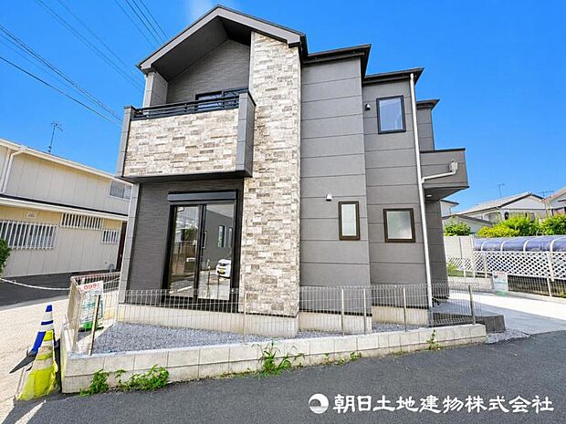 【外観写真】 周囲の環境と美しく馴染む外観フォルム。住宅街の中で程よい存在感を放ち、安心感のある住環境を形成しています。