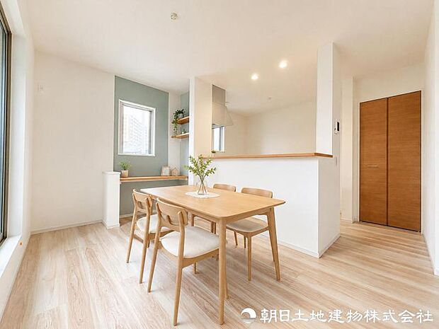 【リビング】 家族の成長やライフスタイルの変化にも対応できる、余白を感じるリビング空間です。