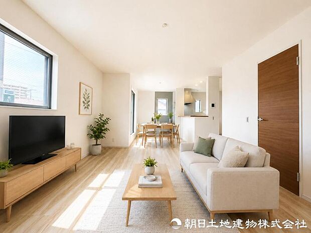 【リビング】 窓を開ければ爽やかな風が通り抜け、自然とのつながりを感じながらお過ごしいただけます。