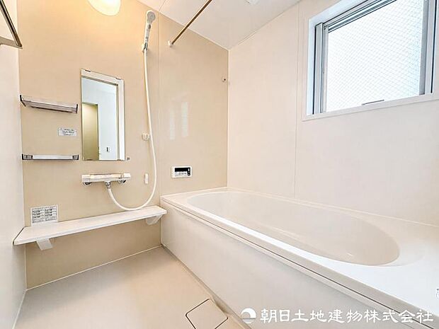 【バスルーム】 清潔感あふれる浴室空間。機能性と快適性を兼ね備え、心も身体もリフレッシュできる時間をお楽しみいただけます。