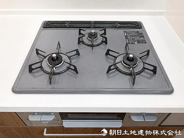 【コンロ】同時にたくさんの料理が調理できます。焼く・蒸す・煮るの工程を同時進行で進めることができるので、凝った料理もまとめて作ることができます。時短にもつながりますね。