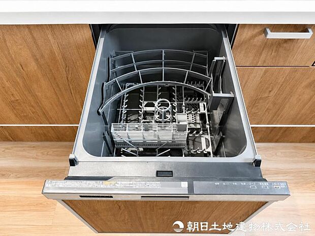 【食洗機】ボタン一つで洗浄から乾燥まで行える食洗機を搭載。家事負担を軽減し、暮らしにゆとりをもたらします。