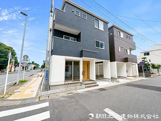 【外観写真】 周囲の環境と美しく馴染む外観フォルム。住宅街の中で程よい存在感を放ち、安心感のある住環境を形成しています。