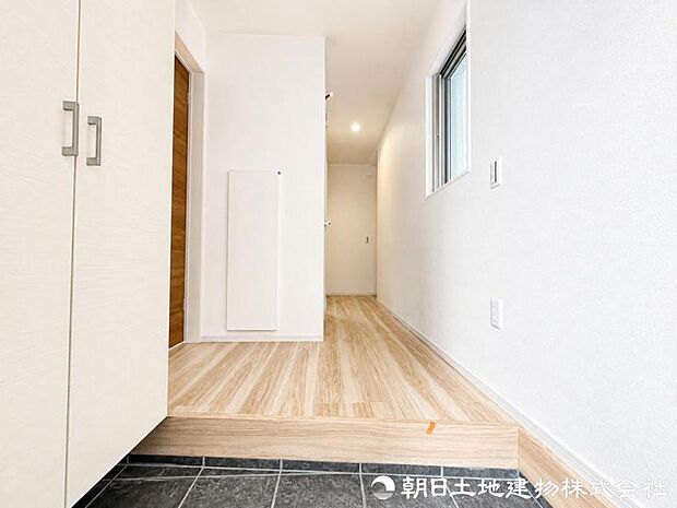 【玄関】清潔感溢れる玄関がお出迎えする本邸宅の物語は、ここから始まる日常を期待させます。この場所には「希望」と「優越」で包み込んでくれる「特別」な空間があります。