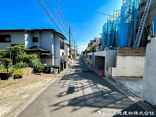 【前面道路】前面道路は車通りも少なく小さなお子様がいるご家庭でも安心です
