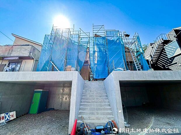 良好な住環境が保たれたエリア。低層の一戸建を中心とした街並みが整然と続き周辺は高い建物が建っておらず、採光や開放性に恵まれ、空が広く緑の多い閑静な趣を感じる環境です。