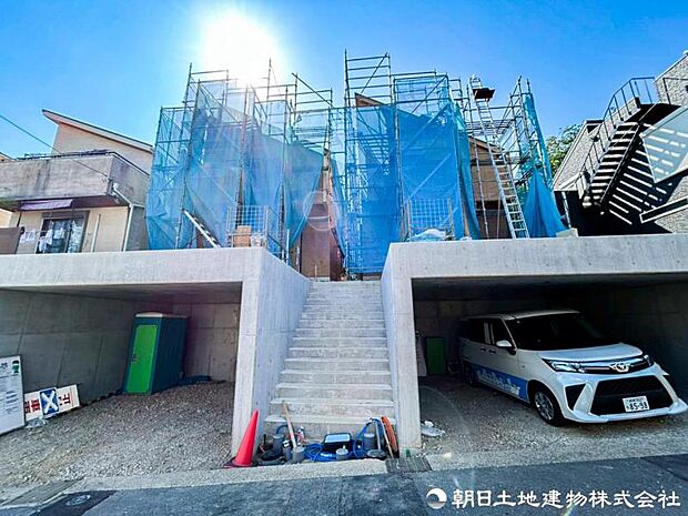 毎日のお散歩も快適な緑に恵まれたエリアは伸び伸びスローライフを叶えてくれます。自然豊富な季節の移ろいを身近に感じられる環境でストレスフリーな生活をお送りください。
