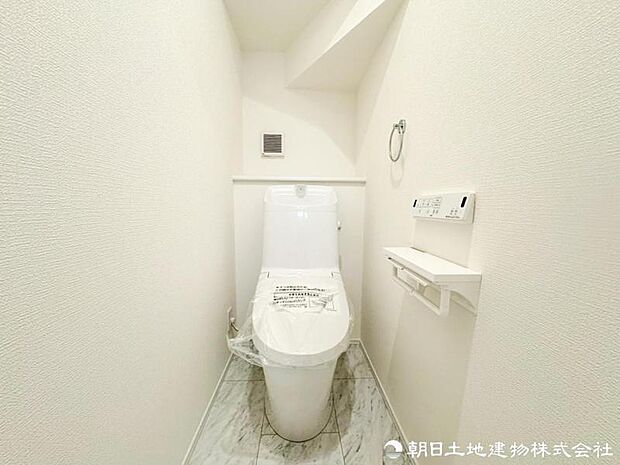 【トイレ】 落ち着いた雰囲気でまとめられたトイレ空間。毎日の使用を快適にサポートします。