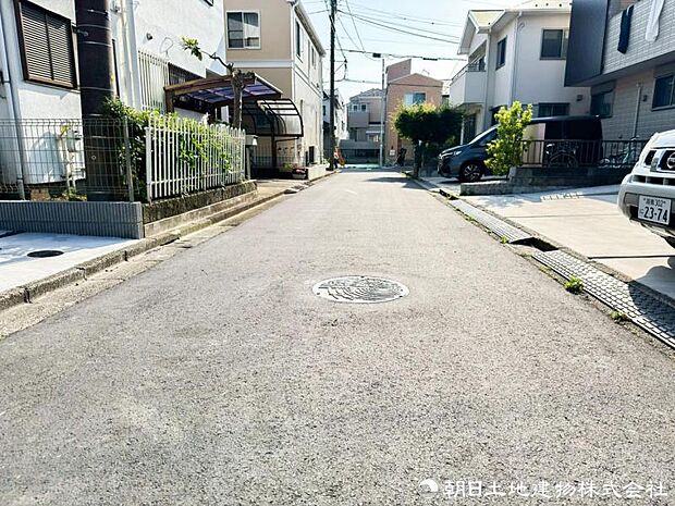 【前面道路】前面道路は車通りも少なくお車の運転が苦手な方も安心ですね。