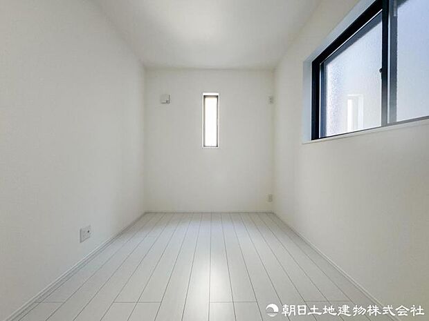 【洋室】 光と風を感じられる開放的な洋室。窓を開ければ爽やかな空気が通り抜け、心身ともにリラックスできる住空間です。