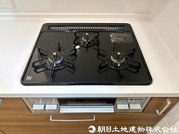 【コンロ】3口コンロは同時に複数の調理ができ、料理の効率がアップ。忙しい日でもスムーズに調理でき、家族分の食事準備も快適です。