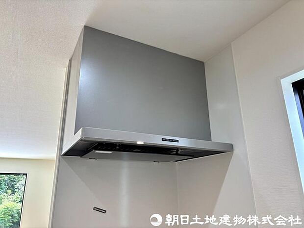 【レンジフード】レンジフードは調理中の煙や臭い、油分を強力に吸引・排気し、キッチンを清潔で快適な空間に保ちます。掃除しやすい設計のものならお手入れも簡単です。