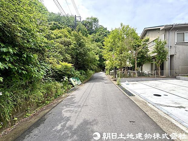 【前面道路】前面道路は車通りも少なく小さなお子様がいるご家庭でも安心です