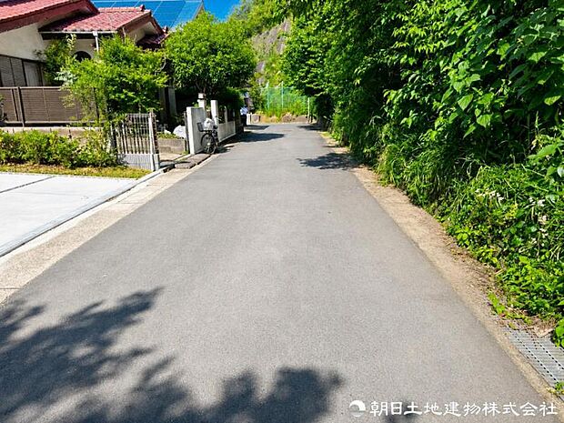【前面道路】前面道路は車通りも少なく小さなお子様がいるご家庭でも安心です
